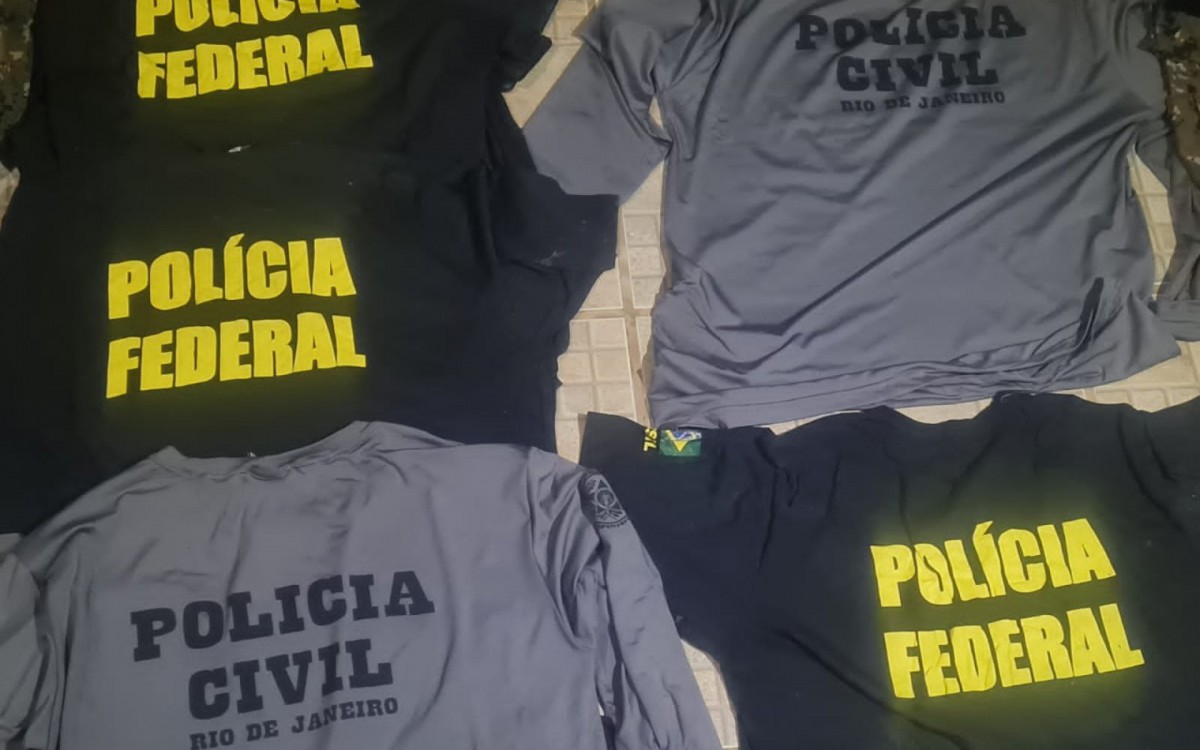 PM apreende fardas, uniformes da Pol&iacute;cia Civil e Militar, granadas e drogas em Cabo Frio