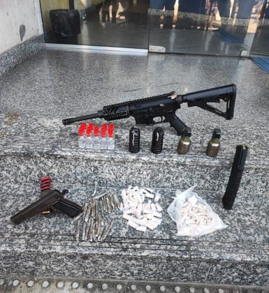 O fuzil e as granadas estavam de posse dos traficantes do bairro Lambicada - Foto: Divulgação 33º BPM