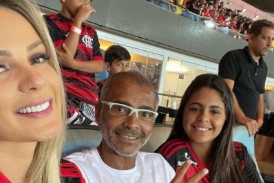  Romário vai a jogo do Flamengo e irrita torcedores do Vasco: 'Derruba a estátua'