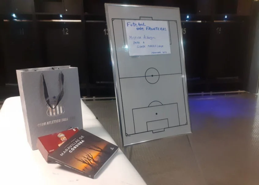 Após derrota para o Flamengo, Talleres limpa vestiário do Maracanã e deixa presentes para o clube