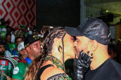 Paolla Oliveira e Diogo Nogueira sambam muito no ensaio da Grande Rio