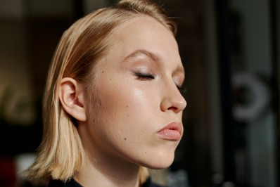 8 hábitos que aumentam a oleosidade dos fios 