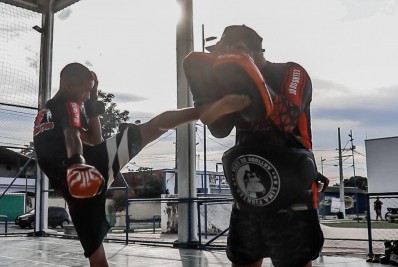 Projeto promove aulas de Muay Thai, Boxe e defesa pessoal na Estação Cidadania