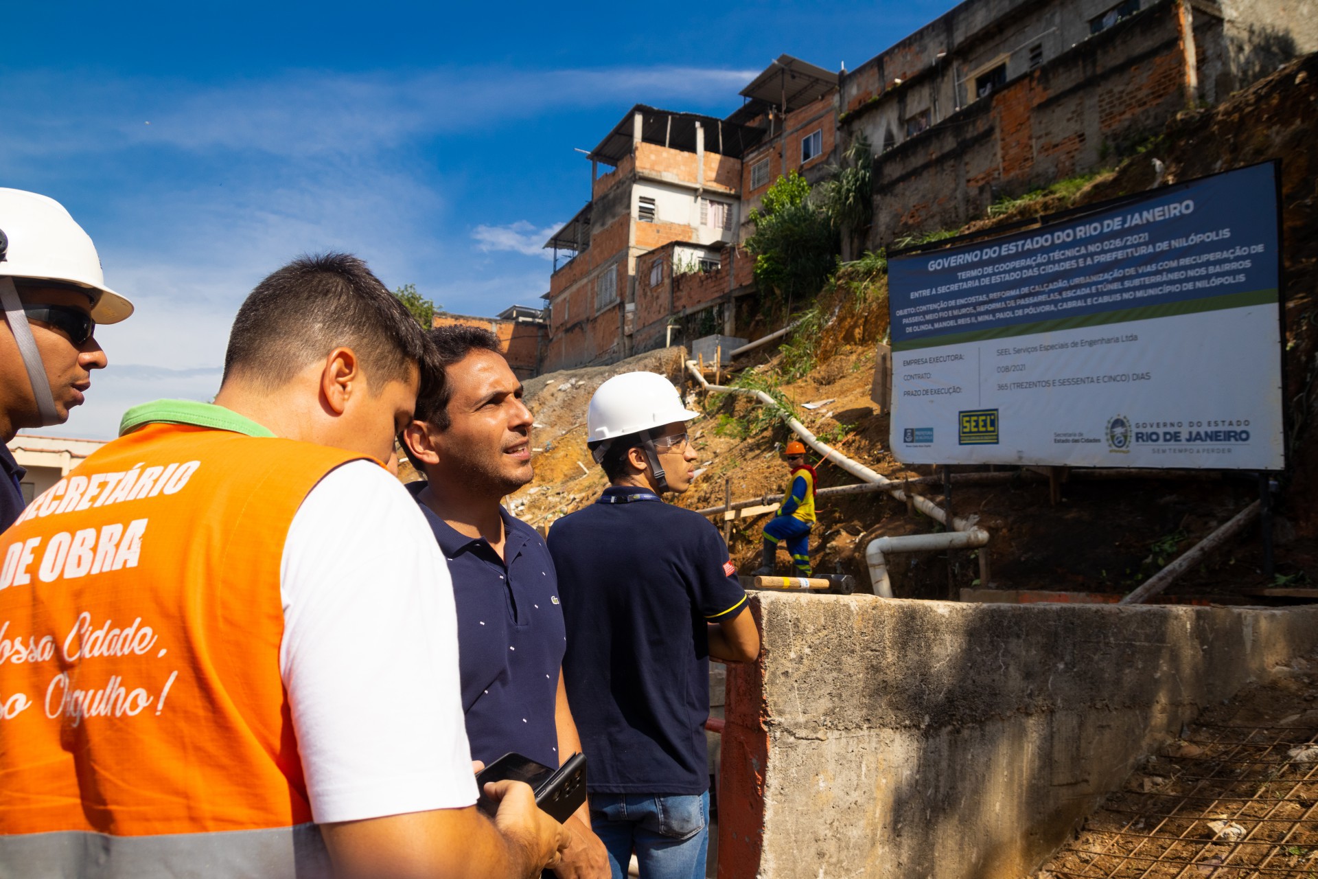 O prefeito Abraãozinho visitou as intervenções no bairro acompanhado do secretário de Obras, Flávio Vergueiro - Divulgação / PMN