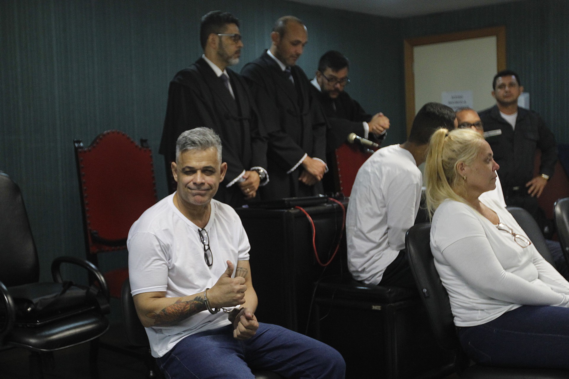 Ex-PM Marcos Siqueira faz sinal de positivo ap&oacute;s ju&iacute;za proferir senten&ccedil;a. Ele foi condenado a cinco anos em regime fechado por uso de documento ideologicamente falso e associa&ccedil;&atilde;o criminosa armada - Reginaldo Pimenta / Agencia O Dia