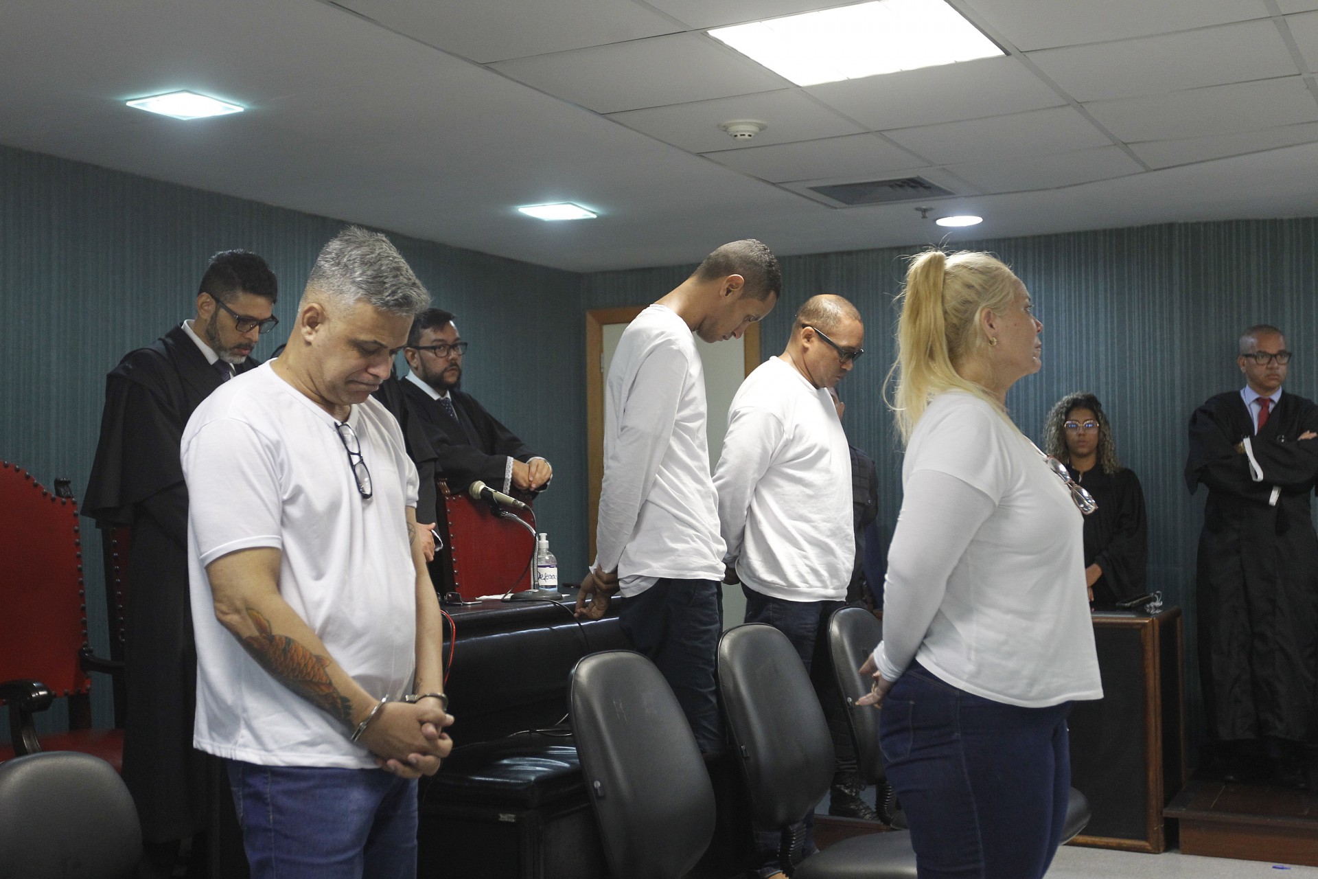 Julgamento durou 22 horas no F&oacute;rum de Niter&oacute;i. Da esquerda para direita o ex-pm Marcos Siqueira, sua esposa Andrea Santos Maia, o filho biol&oacute;gico de Flordelis Adriano dos Santos e o filho afetivo Carlos Ubiraci - Reginaldo Pimenta / Agencia O Dia