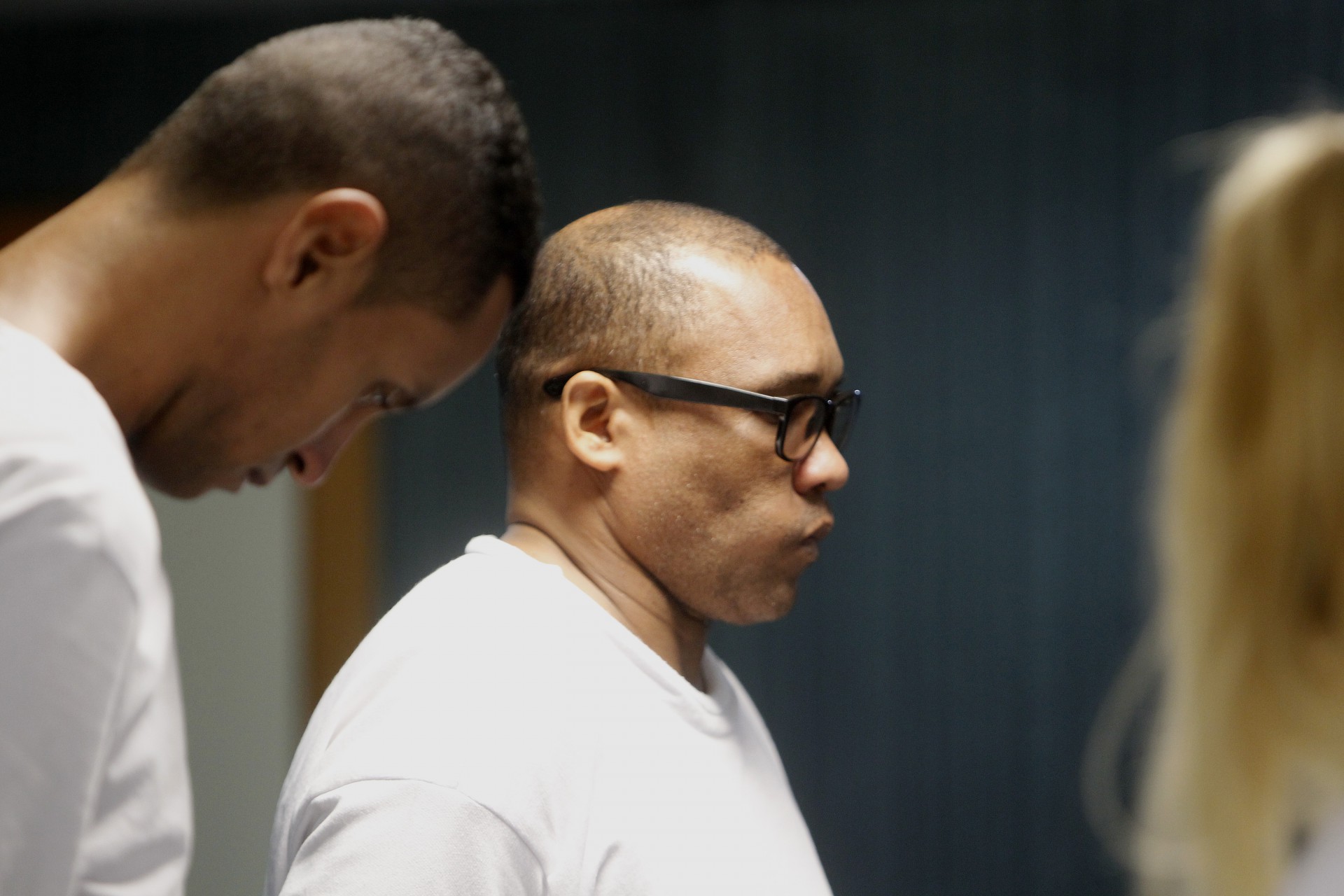 Carlos Ubiraci (de &oacute;culos) foi absolvido de homic&iacute;dio e tentativa de homic&iacute;dio contra Anderson do Carmo - Reginaldo Pimenta / Agencia O Dia