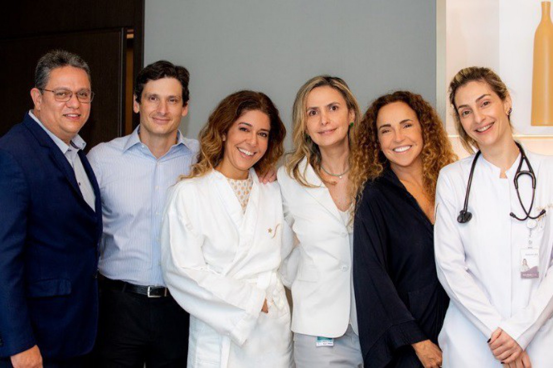 Malu Verçosa e Daniela Mercury posam com a equipe médica - Reprodução/Instagram 