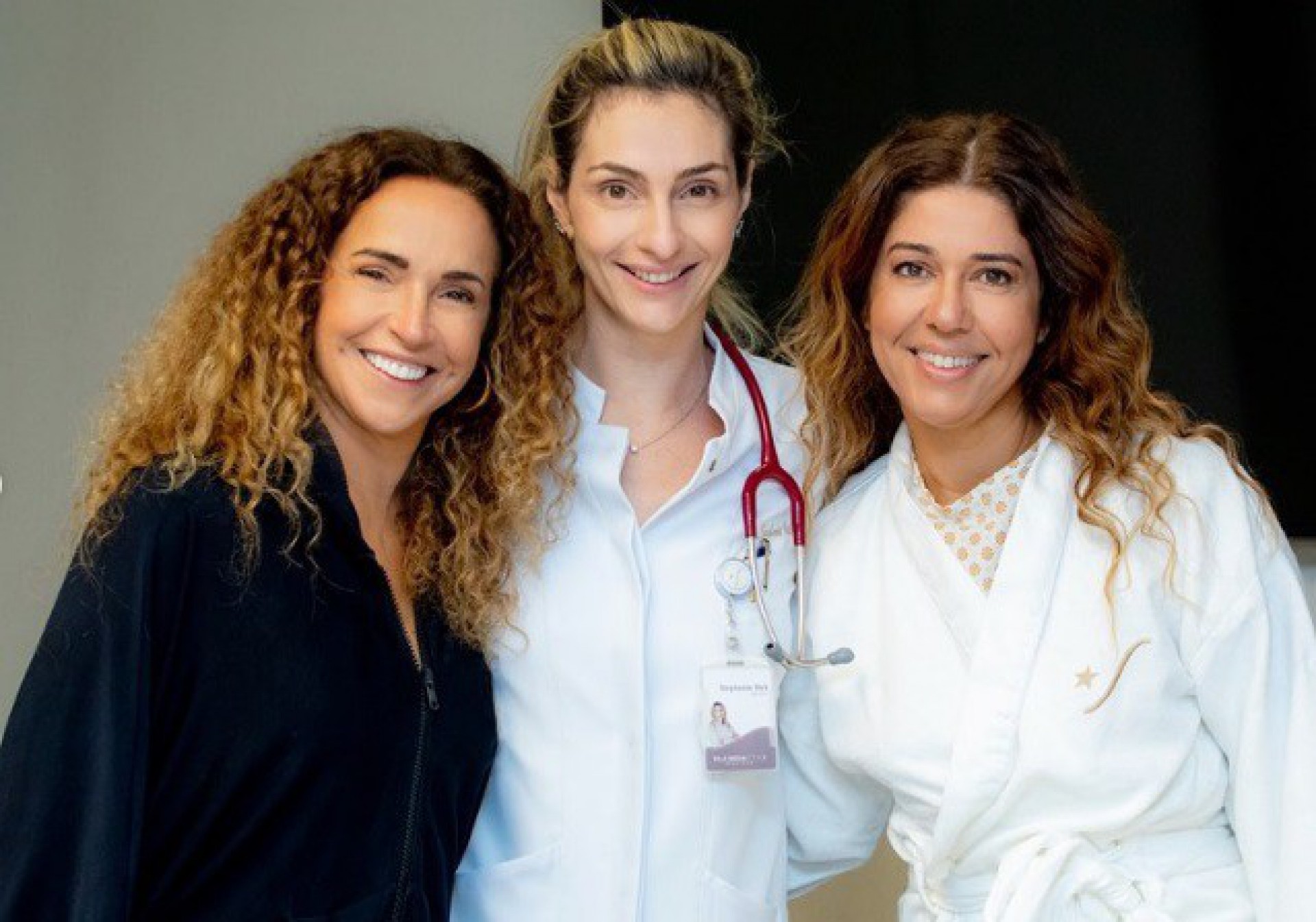 Malu Verçosa e Daniela Mercury posam com a equipe médica - Reprodução/Instagram 