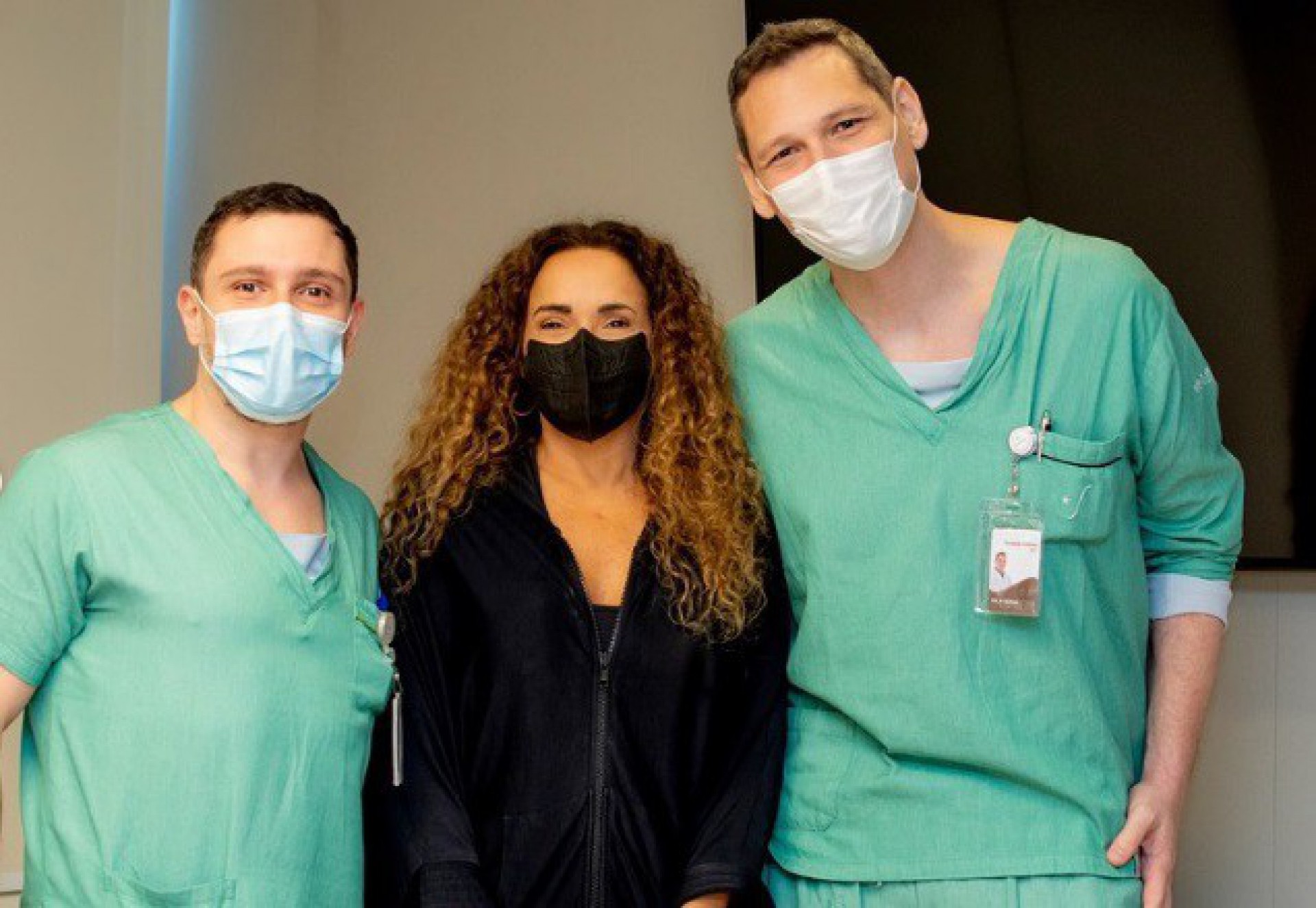 Malu Verçosa e Daniela Mercury posam com a equipe médica - Reprodução/Instagram 