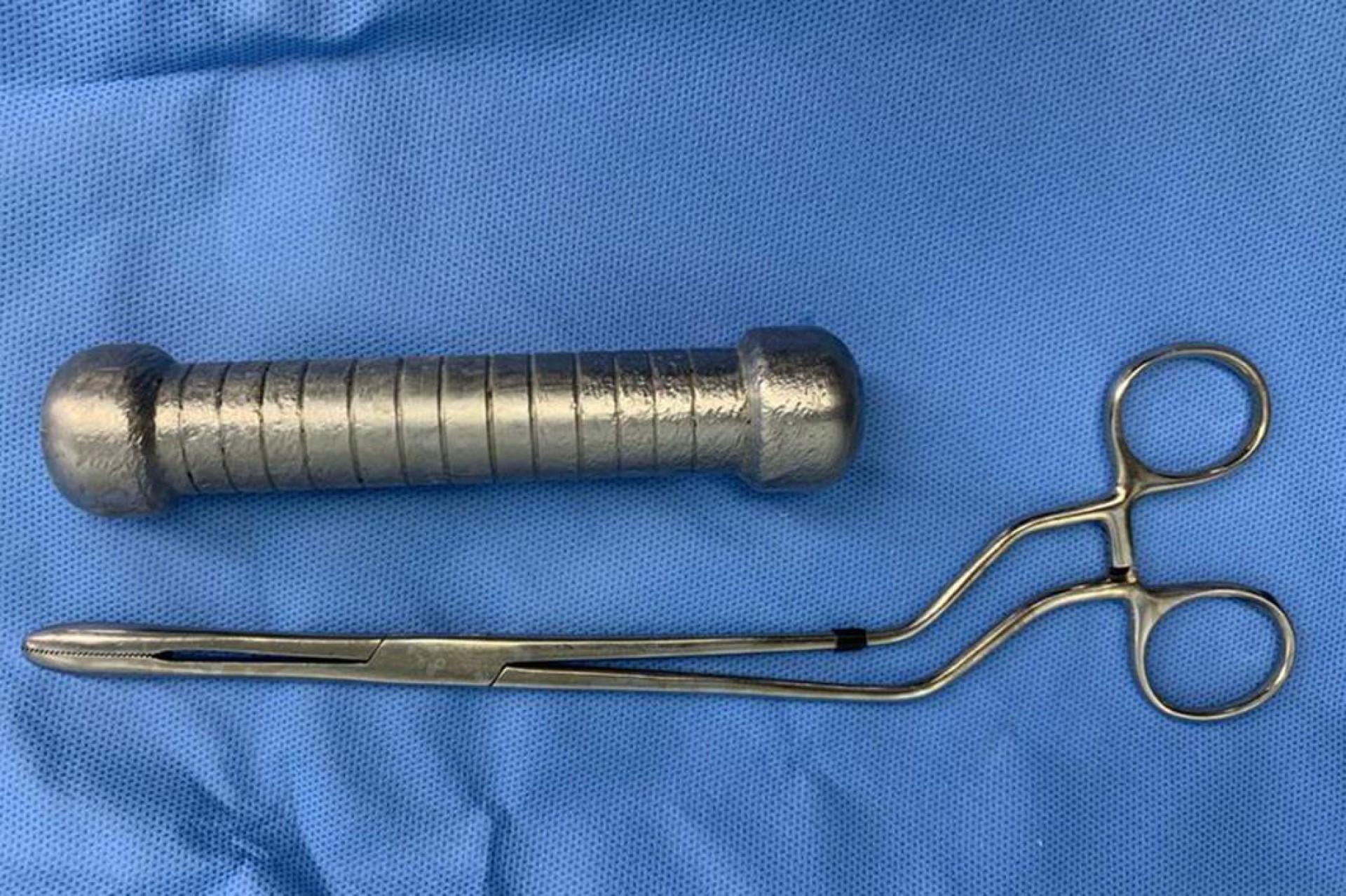 Médicos encontram peso de academia de 2 quilos dentro de paciente
 - Reprodução 