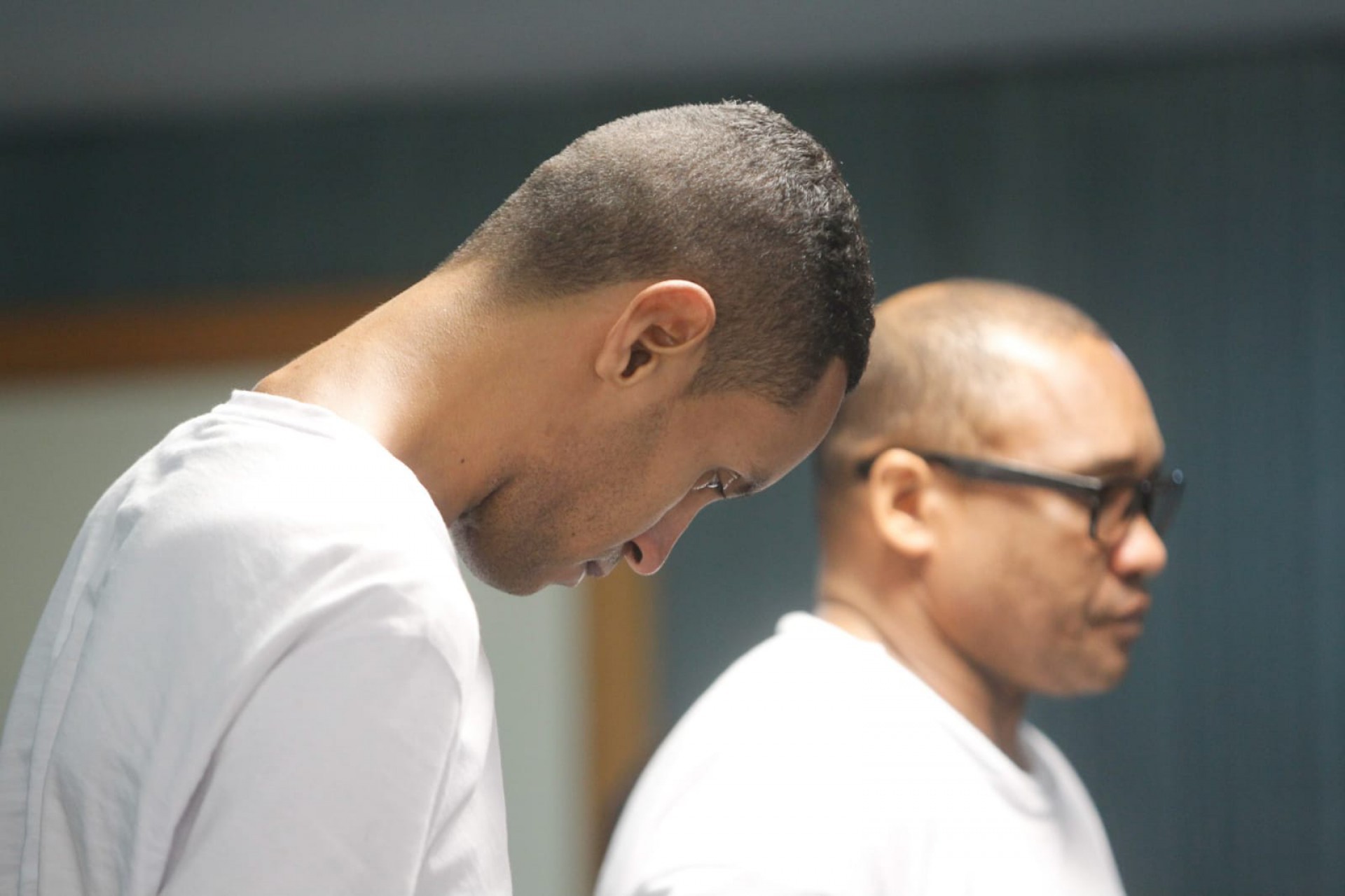 Filho biológico de Flordelis (cabeça baixa), Adriano dos Santos Rodrigues e o filho afetivo da ex-deputada, Carlos Ubiraci Francisco da Silva (de óculos) - Reginaldo Pimenta / Agência O Dia