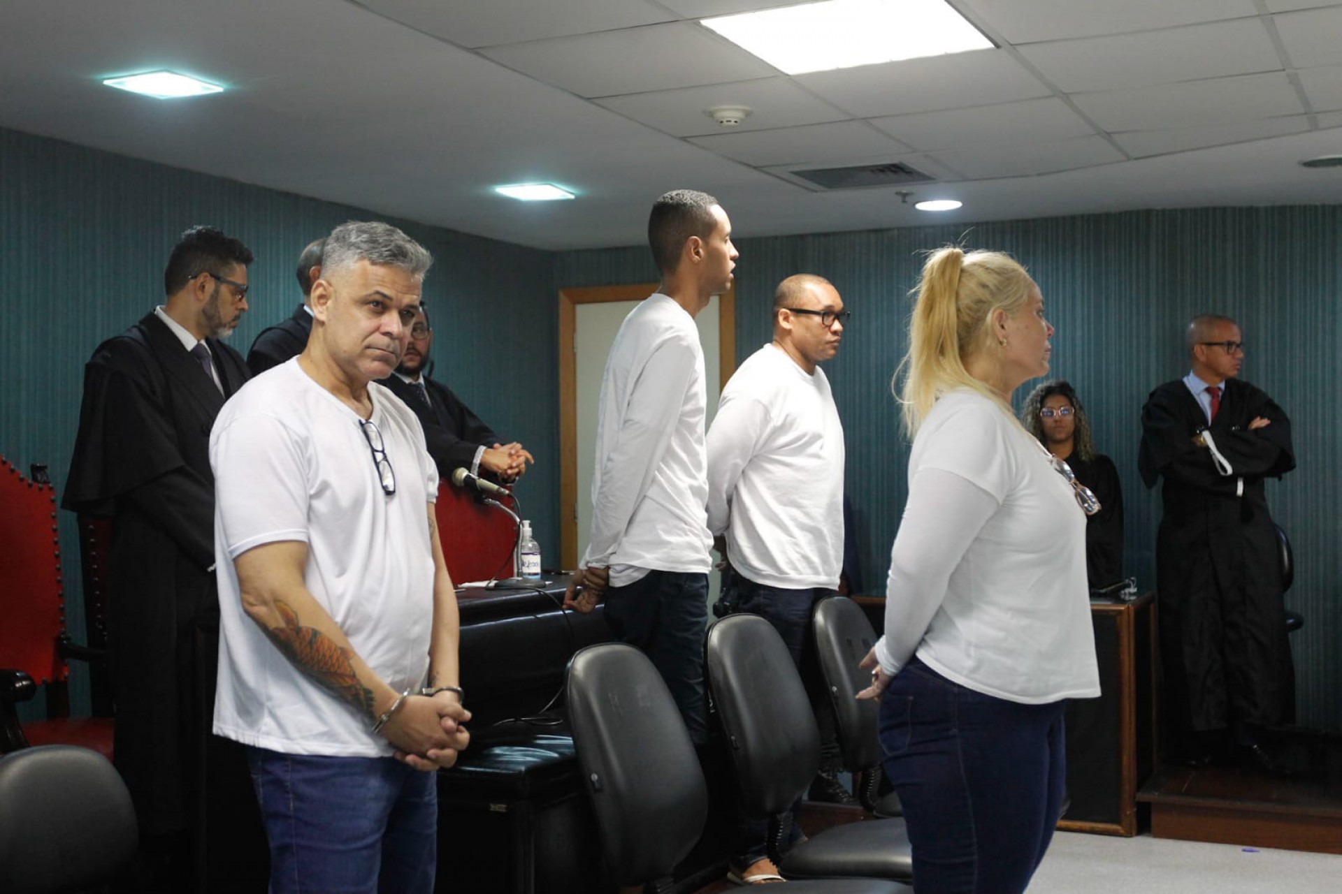 Da esquerda para direita: o ex-PM Marcos Siqueira Costa; sua esposa Andrea Santos; o filho biológico de Flordelis, Adriano dos Santos Rodrigues e filho afetivo Carlos Ubiraci Francisco da Silva - Reginaldo Pimenta / Agência O Dia