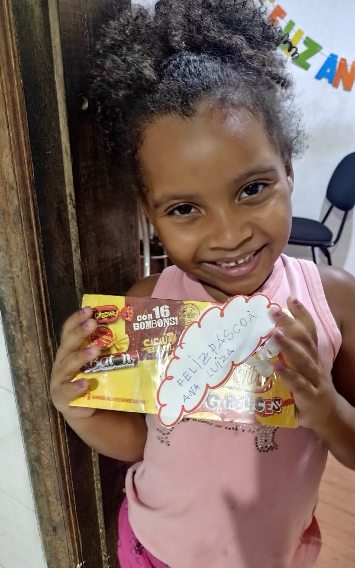 Caxiense de 5 anos d&aacute; presente de P&aacute;scoa para garis da cidade