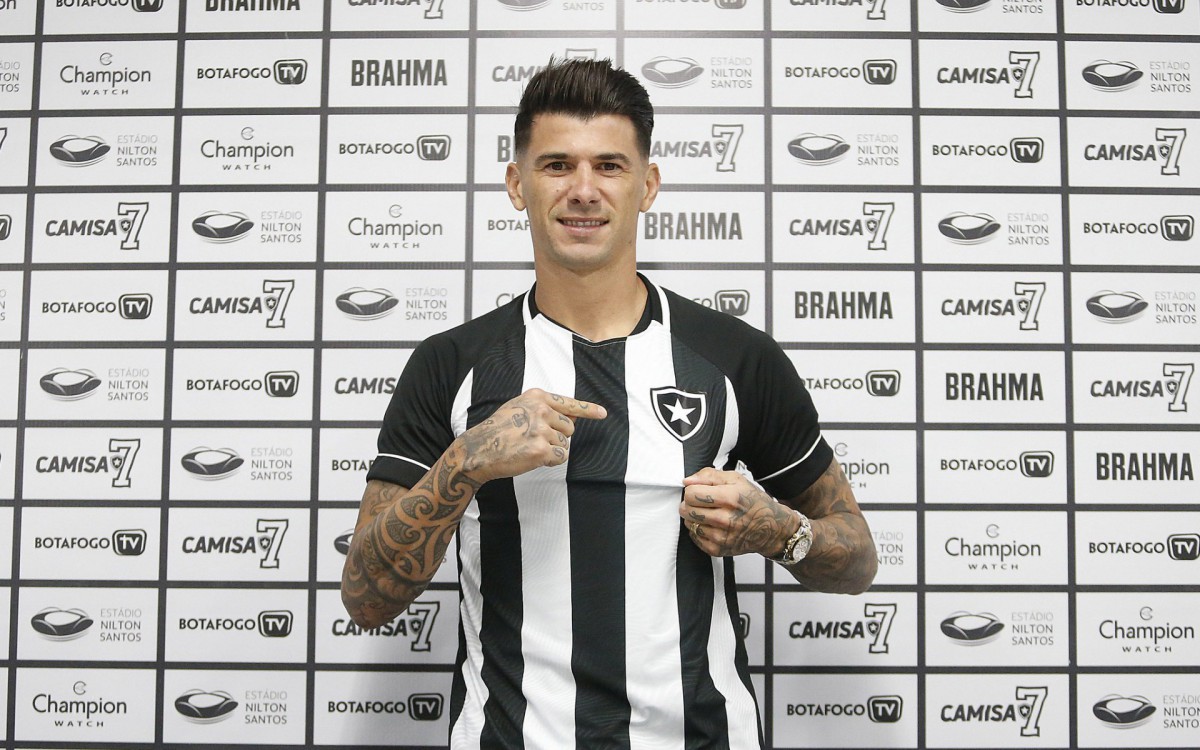 Victor Cuesta chega ao Botafogo por empréstimo até o fim do ano
