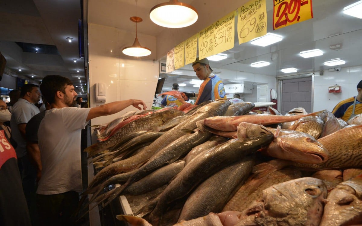 Consumidores lotam Mercado do Peixe em Niterói para levar um item para a Páscoa - Fabio Costa/Agência O Dia