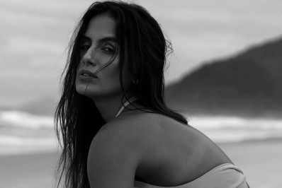 Carol Peixinho posa belíssima na praia e ganha elogios de fãs: 'Musa'