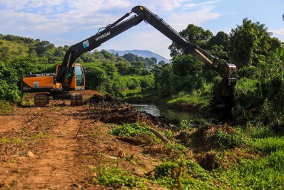 Projeto Limpa Rio segue com a limpeza do Canal Nova Aurora, no Babi, em Belford Roxo