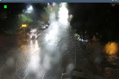 Chuva causa bolsões de água e alagamento no Rio