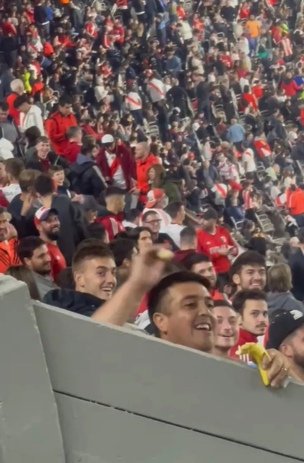 Vídeo! Torcedor do River Plate joga bananas para torcida do Fortaleza