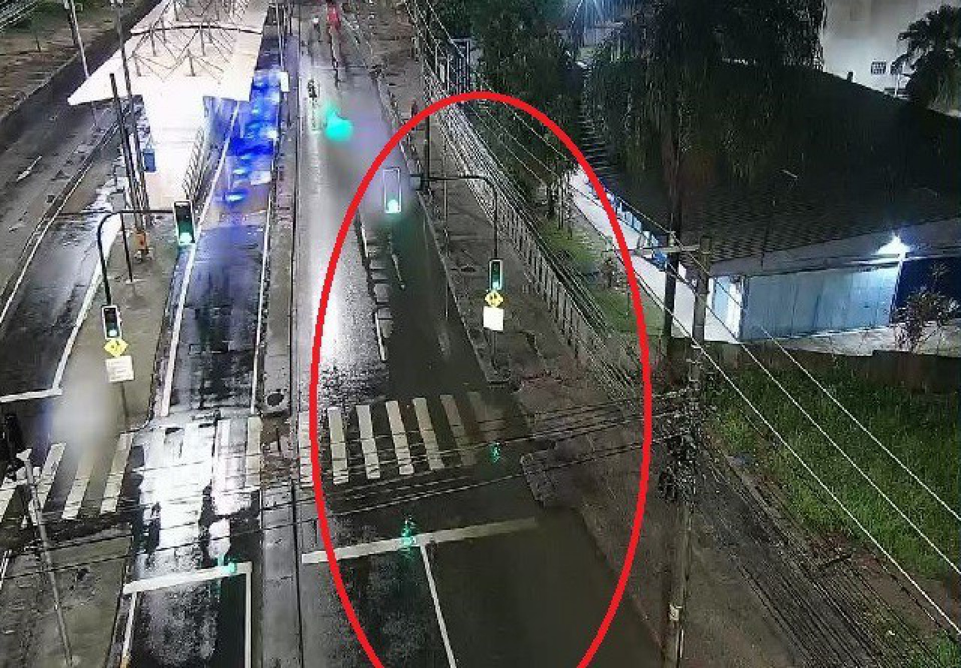 Um bolsão d'água ocupou parcialmente a Avenida Cesário de Melo, na altura da estação BRT São Jorge, em Inhoaíba, na Zona Oeste - Reprodução Twitter
