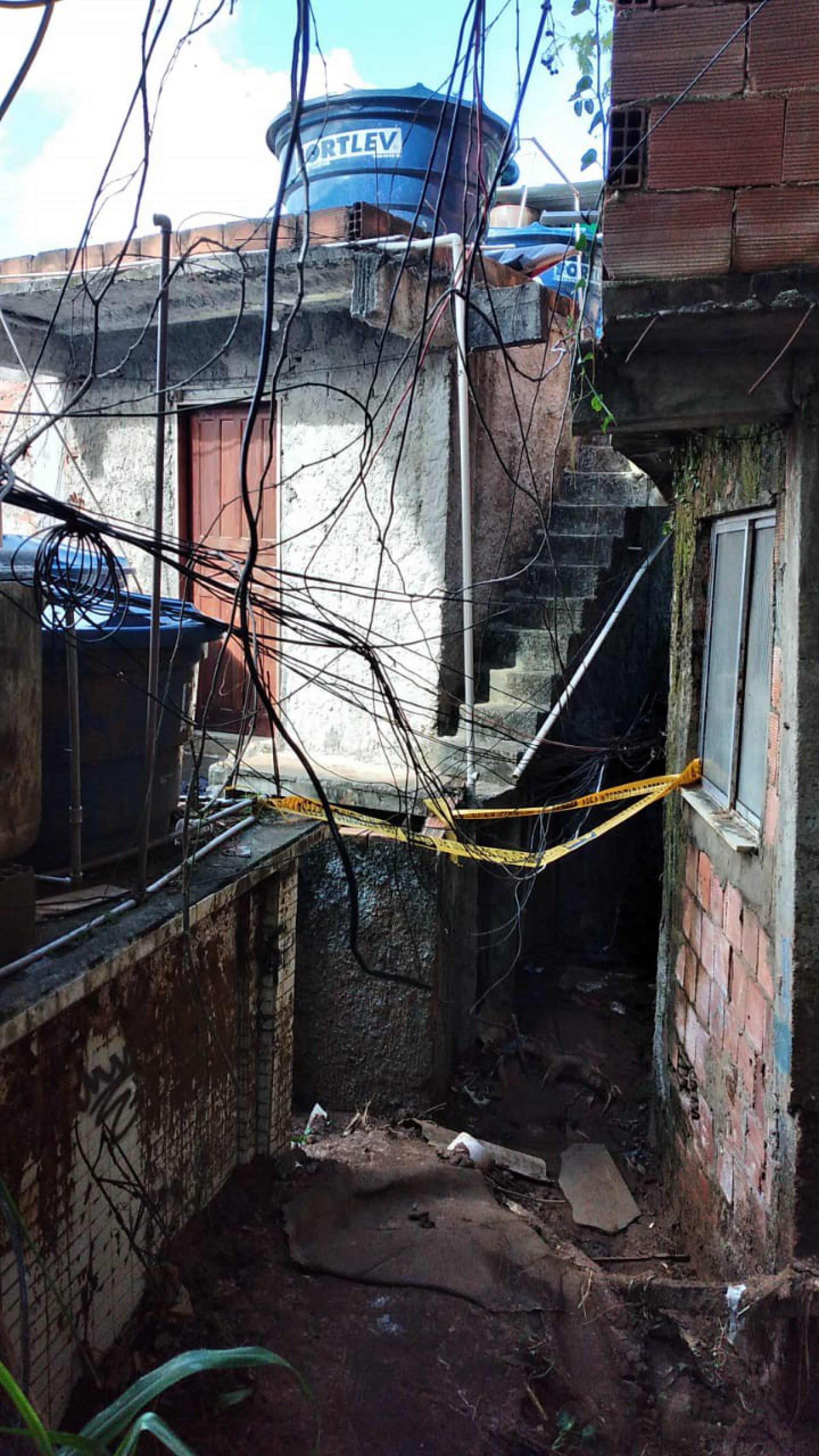 Moradores do local temem novas chuvas e deslizamentos. Hoje, há risco até de choque elétrico