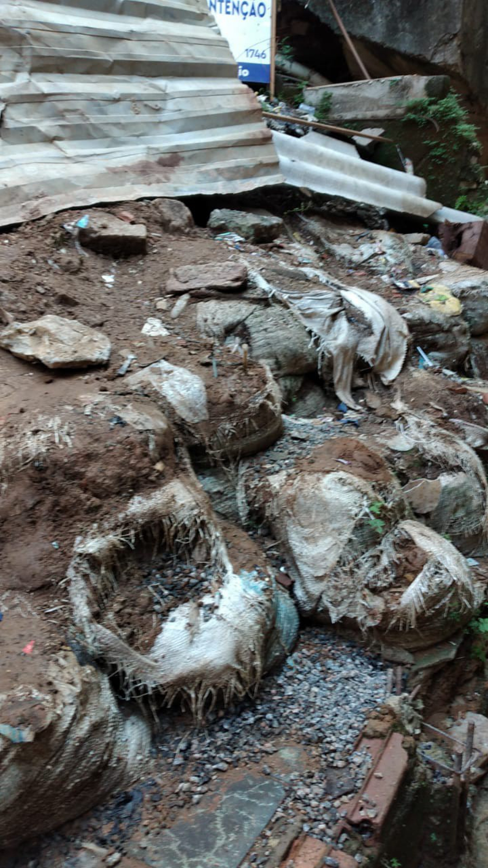 Moradores do Beco do 199, na comunidade da Rocinha, temem novas chuvas e deslizamentos na localidade