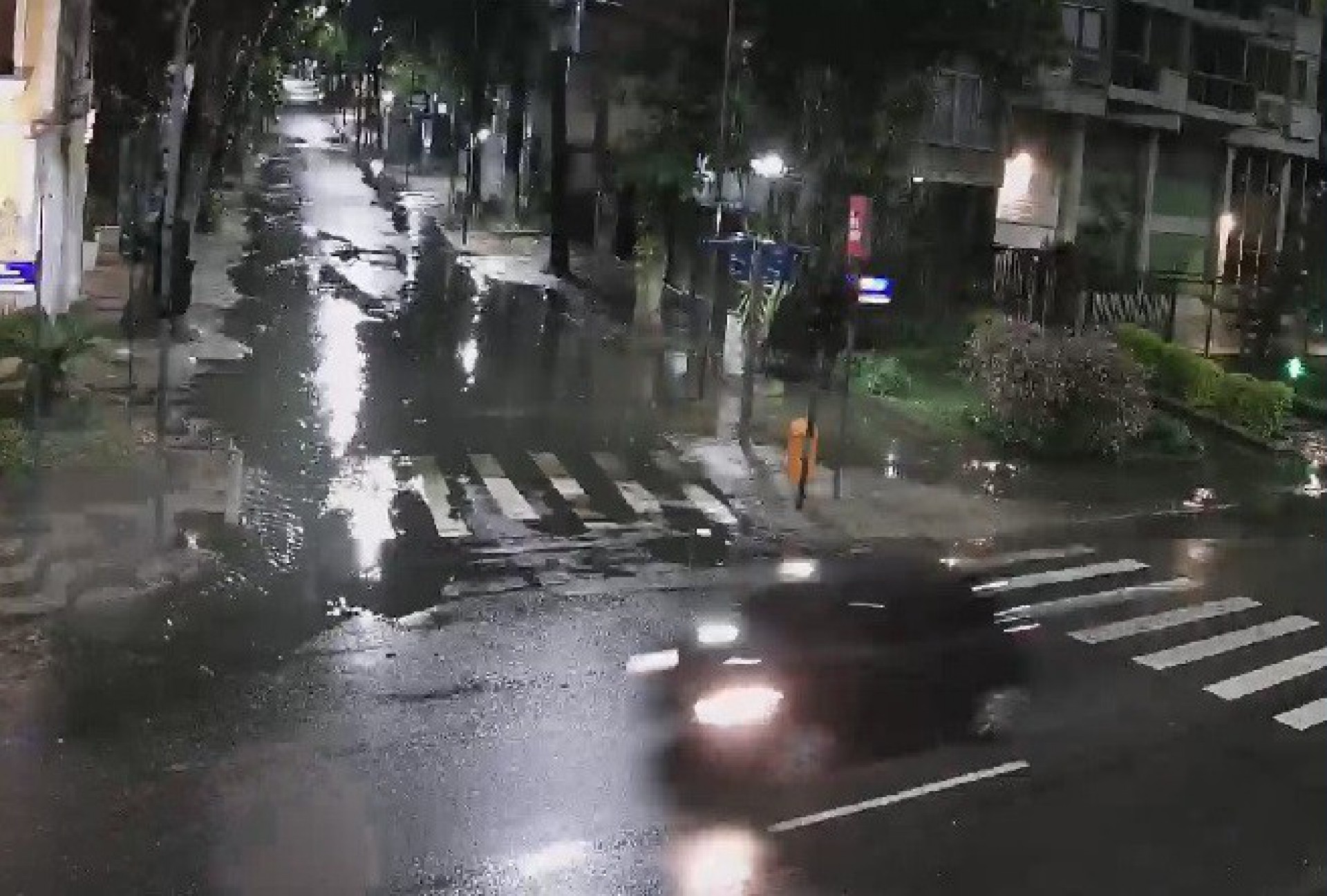 Um bolsão d'água ocupou uma faixa da Rua Vinícius de Moraes, na altura da Avenida Epitácio Pessoa, em Ipanema, na Zona Sul - Reprodução Twitter