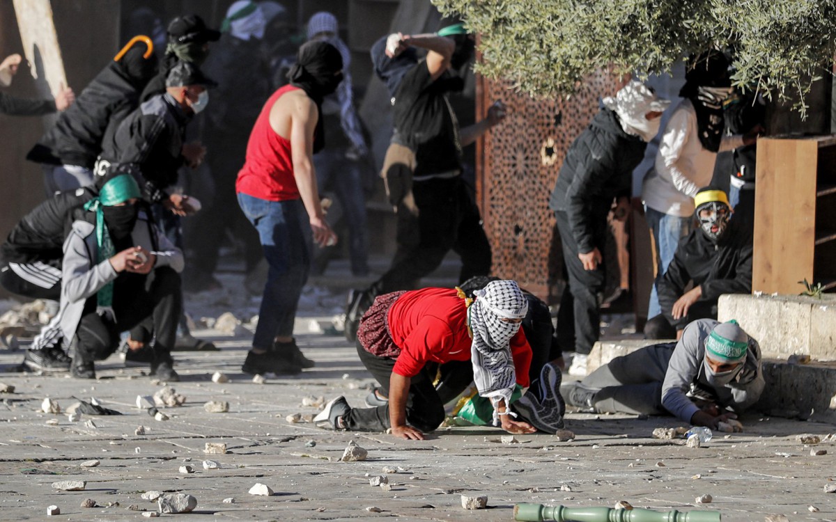 Manifestantes palestinos e a polícia israelense, em confronto, na mesquita de Al-Aqsa, em Jerusalém - Ahmad GHARABLI / AFP