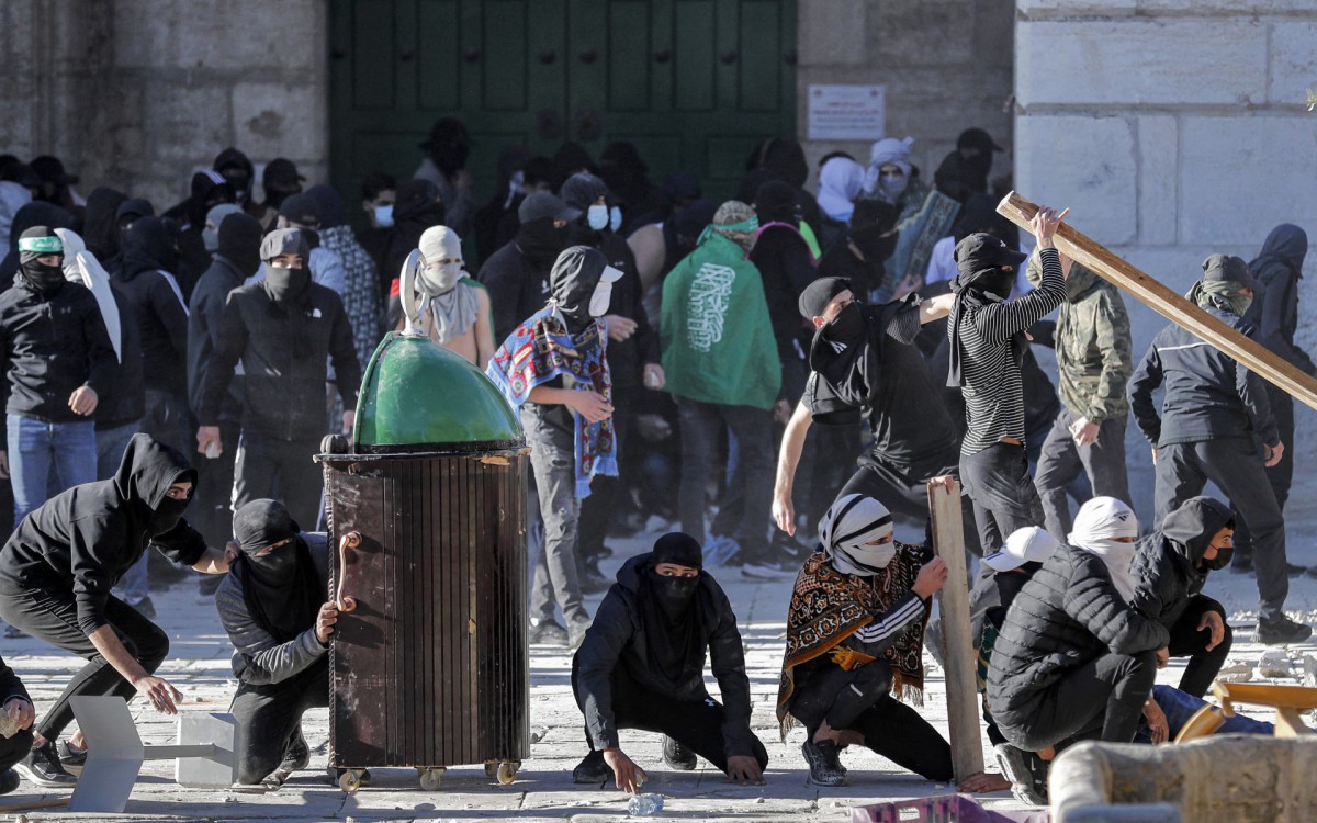 Manifestantes palestinos e a polícia israelense, em confronto, na mesquita de Al-Aqsa, em Jerusalém - Ahmad GHARABLI / AFP