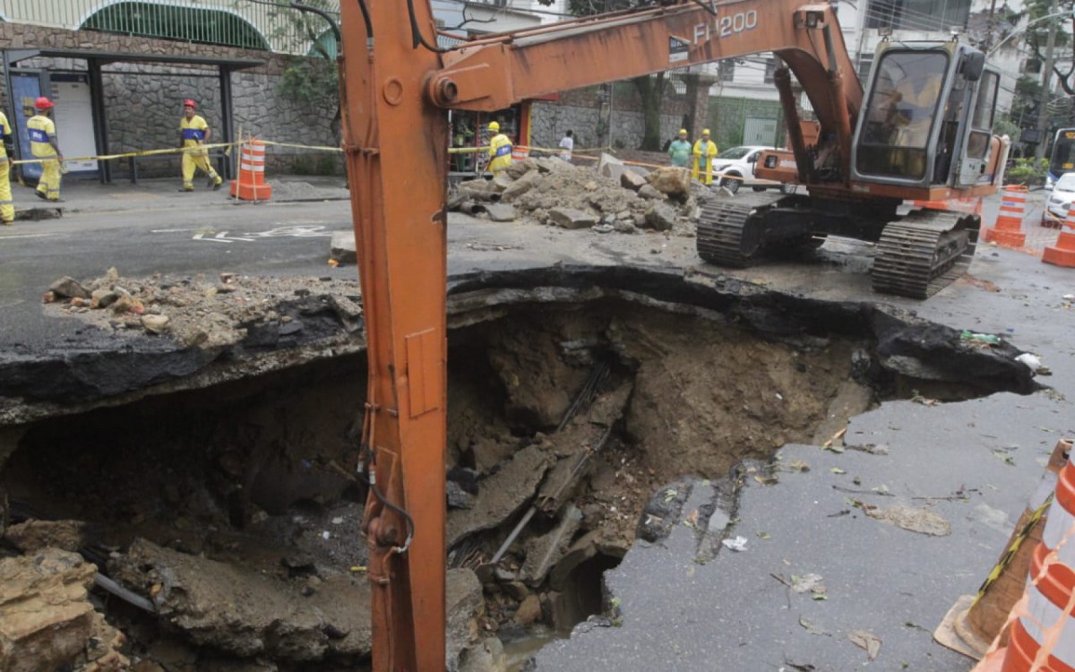 Uma cratera foi aberta na Rua Cosme Velho, na Zona Sul, para reparos em uma galeria de &aacute;guas pluviais. 