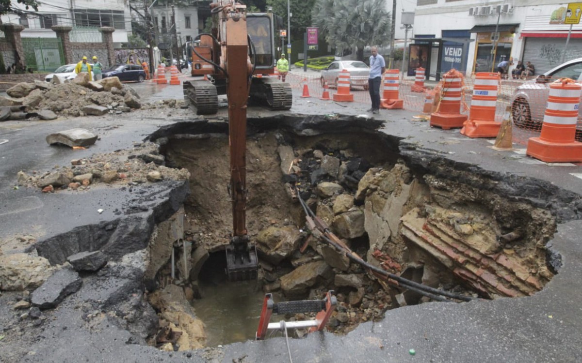 Uma cratera foi aberta na Rua Cosme Velho, na Zona Sul, para reparos em uma galeria de &aacute;guas pluviais. 