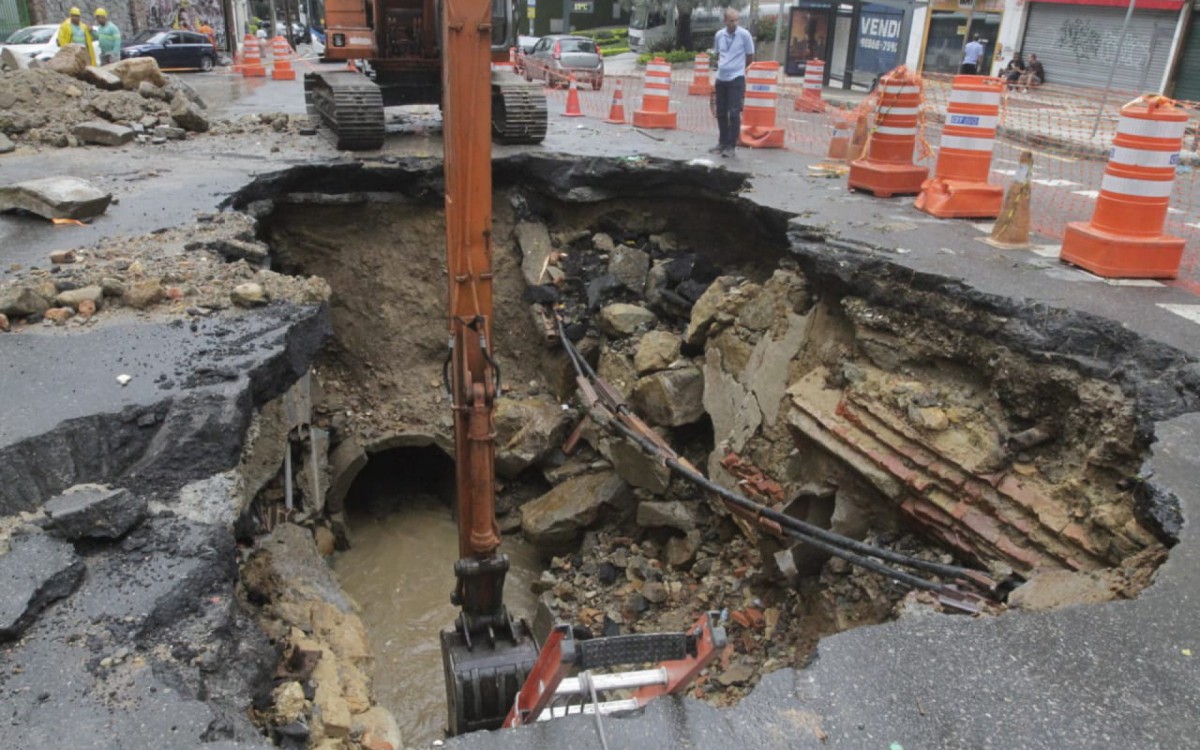 Uma cratera foi aberta na Rua Cosme Velho, na Zona Sul, para reparos em uma galeria de &aacute;guas pluviais. 