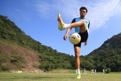 Niko Hämäläinen consegue visto de trabalho e pode ser relacionado pelo Botafogo