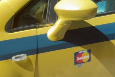 Táxi circula com adesivo sugerindo pagamento em favores sexuais