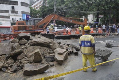 Cratera no Cosme Velho causa transtornos a moradores