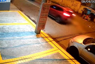 Novo vídeo mostra idosa sendo arrastada por via da Zona Norte durante assalto