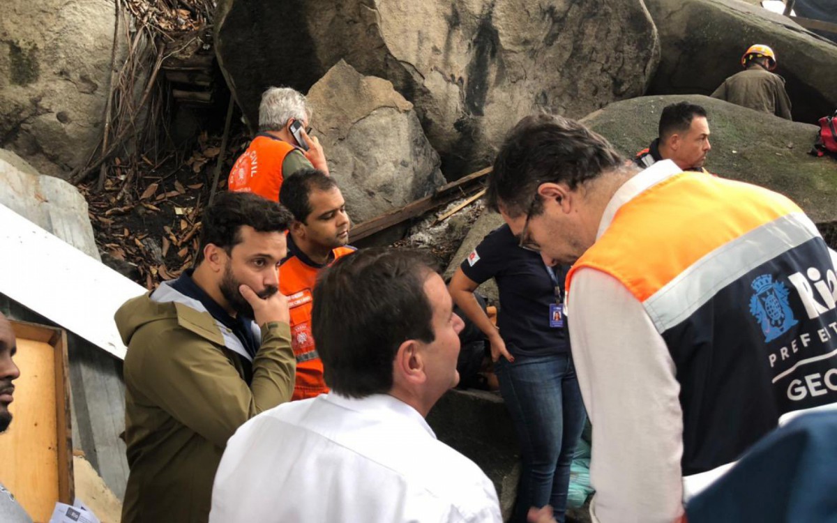 Prefeito do Rio esteve no local onde pedra deslizou