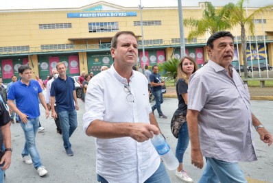 Prefeito do Rio visita barracões das escolas na Cidade do Samba