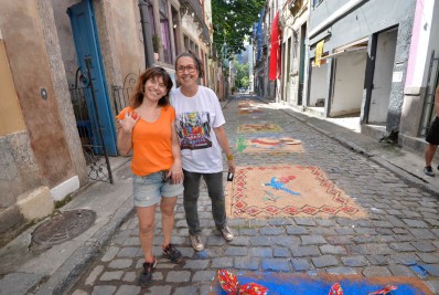 Beco do Rato recebe artes em tapetes de sal para celebração antecipada de Corpus Christi