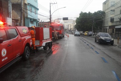 Homem fica preso embaixo de escombros e pedra após deslizamento no Sampaio