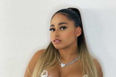 Grávida do primeiro filho, MC Loma exibe barriguinha 