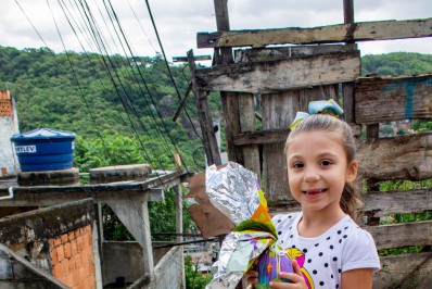 Distribuição de chocolates faz a alegria de crianças de 50 favelas do Rio