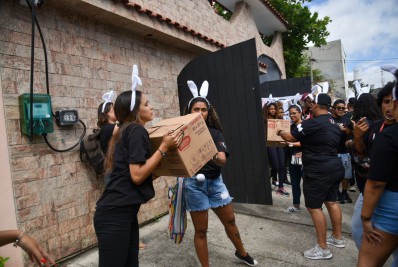 Distribuição de chocolates faz a alegria de crianças de 15 favelas do Rio