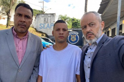 Jovem com deficiência acusado de roubar celular na Baixada é solto após 20 dias preso