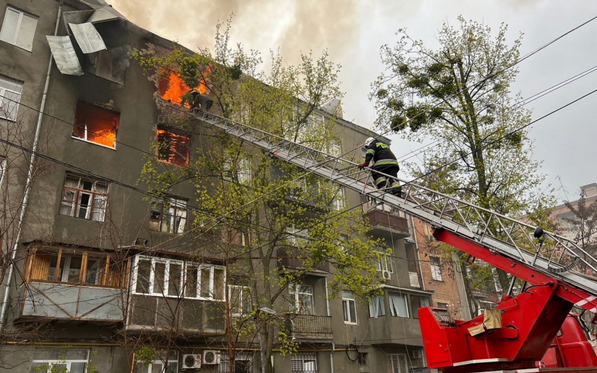 Bombeiros tentam apagar um incêndio em um prédio residencial após bombardeio no centro de Kharkiv, na Ucrânia, neste domingo, 17  - MARYKE VERMAAK / AFP