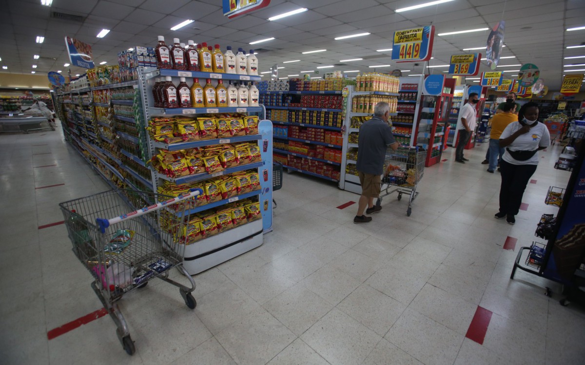 Um supermercado foi invadido e saqueado, na noite deste sábado, na Estrada Adhemar Bebiano, em Inhaúma, na Zona Norte do Rio, próximo ao Complexo do Alemão. - Cléber Mendes/Agência O Dia