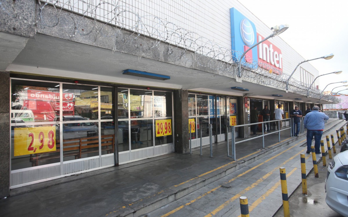 Um supermercado foi invadido e saqueado, na noite deste sábado, na Estrada Adhemar Bebiano, em Inhaúma, na Zona Norte do Rio, próximo ao Complexo do Alemão. - Cléber Mendes/Agência O Dia