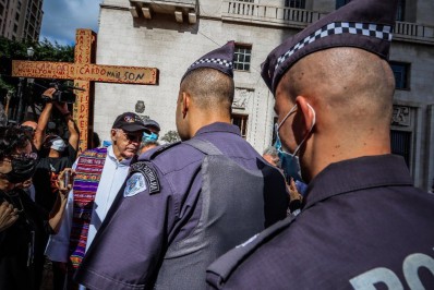 Polícia Militar de SP interrompe procissão da Sexta-Feira Santa organizada pelo padre Júlio Lancelotti