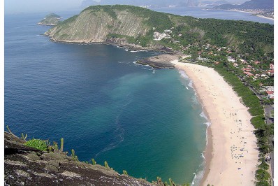Homem é agredido por causa de espaço na areia em praia de Niterói